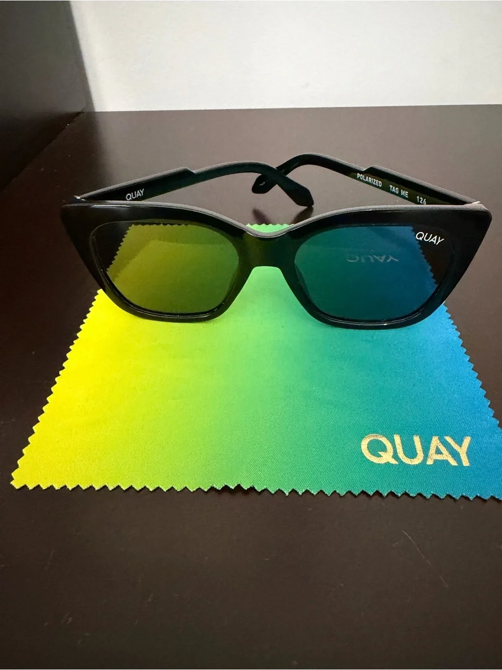 Quay Australia Tag Me Polarized Sunglasses Sunnies with Gloss Black Frames VGUC